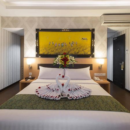 Grand Puri Saron Hotel Malioboro Yogyakarta Exterior photo