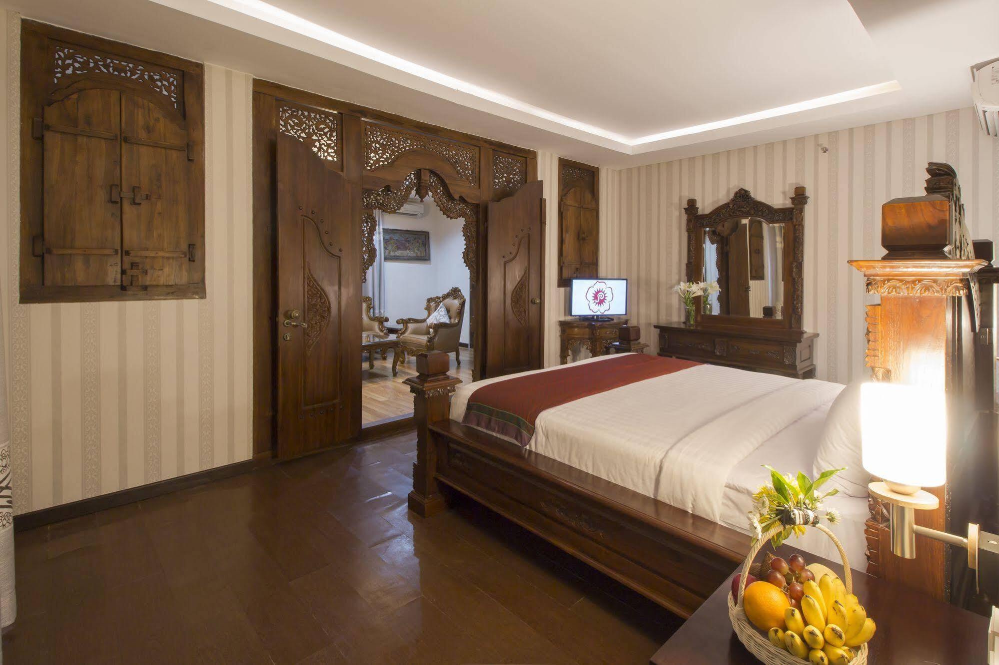 Grand Puri Saron Hotel Malioboro Yogyakarta Exterior photo