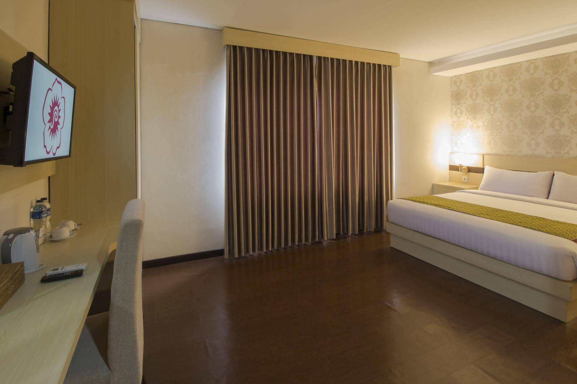 Grand Puri Saron Hotel Malioboro Yogyakarta Exterior photo