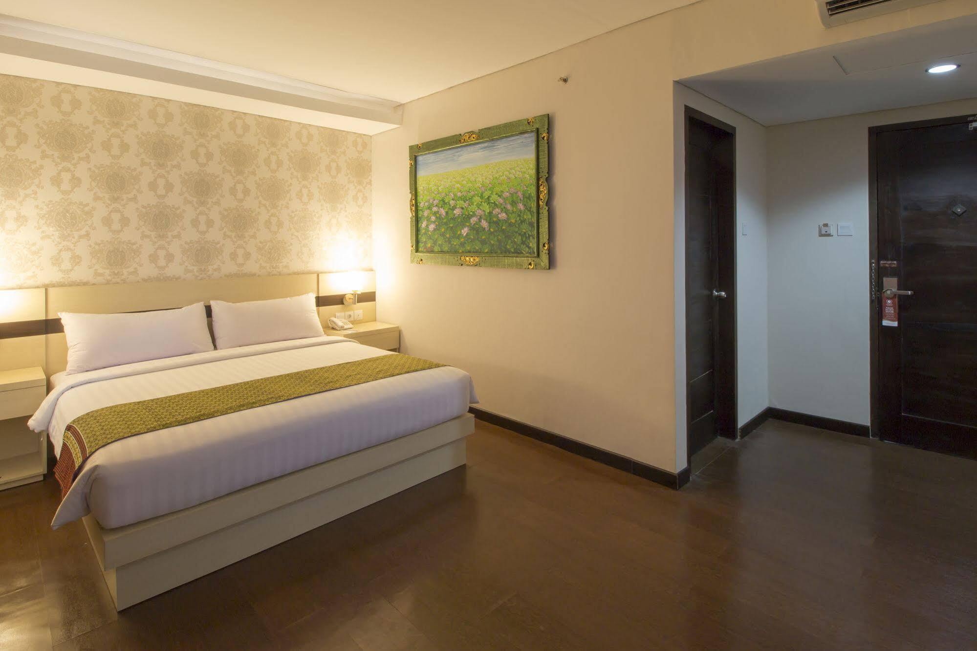 Grand Puri Saron Hotel Malioboro Yogyakarta Exterior photo