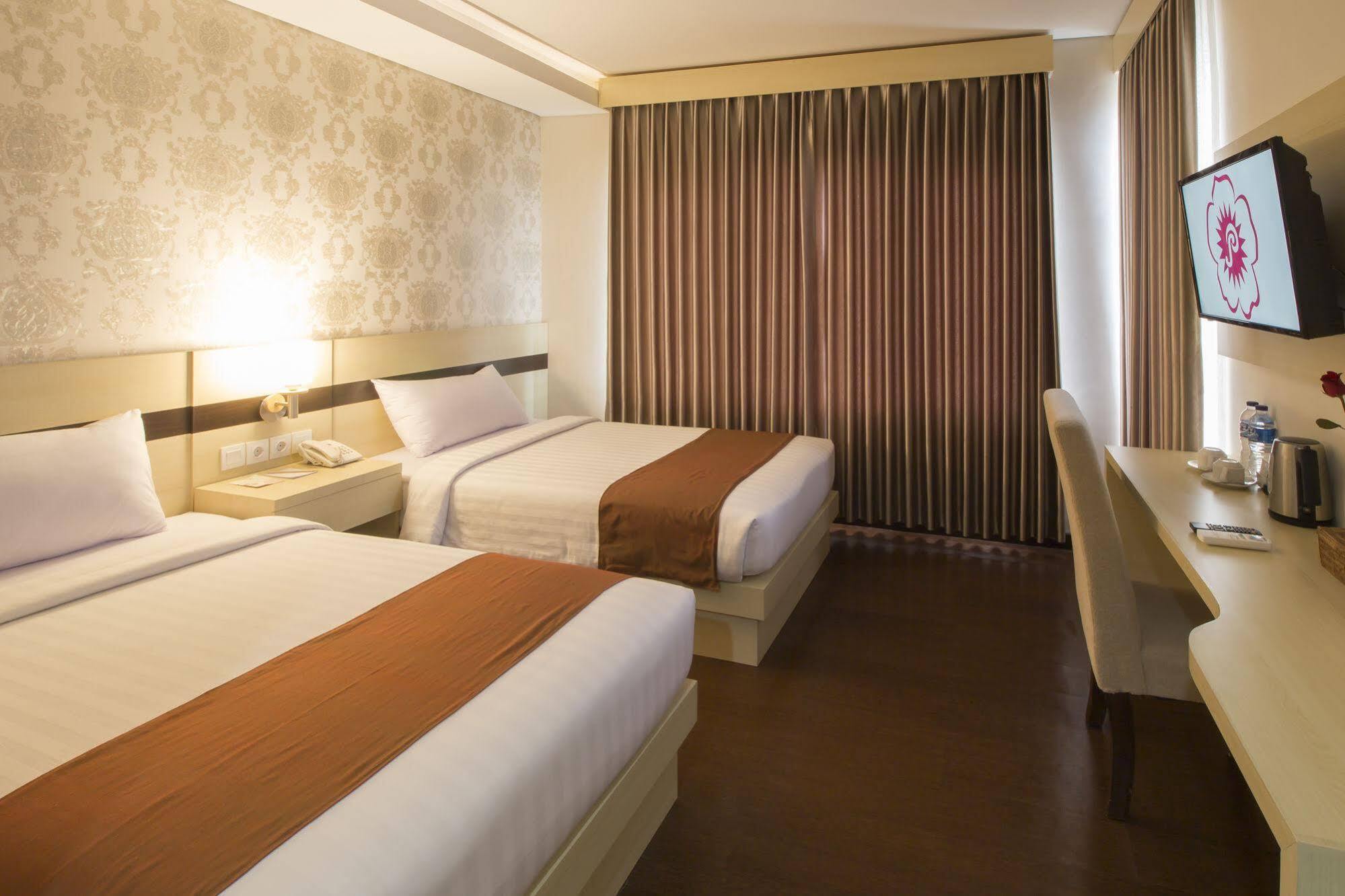 Grand Puri Saron Hotel Malioboro Yogyakarta Exterior photo