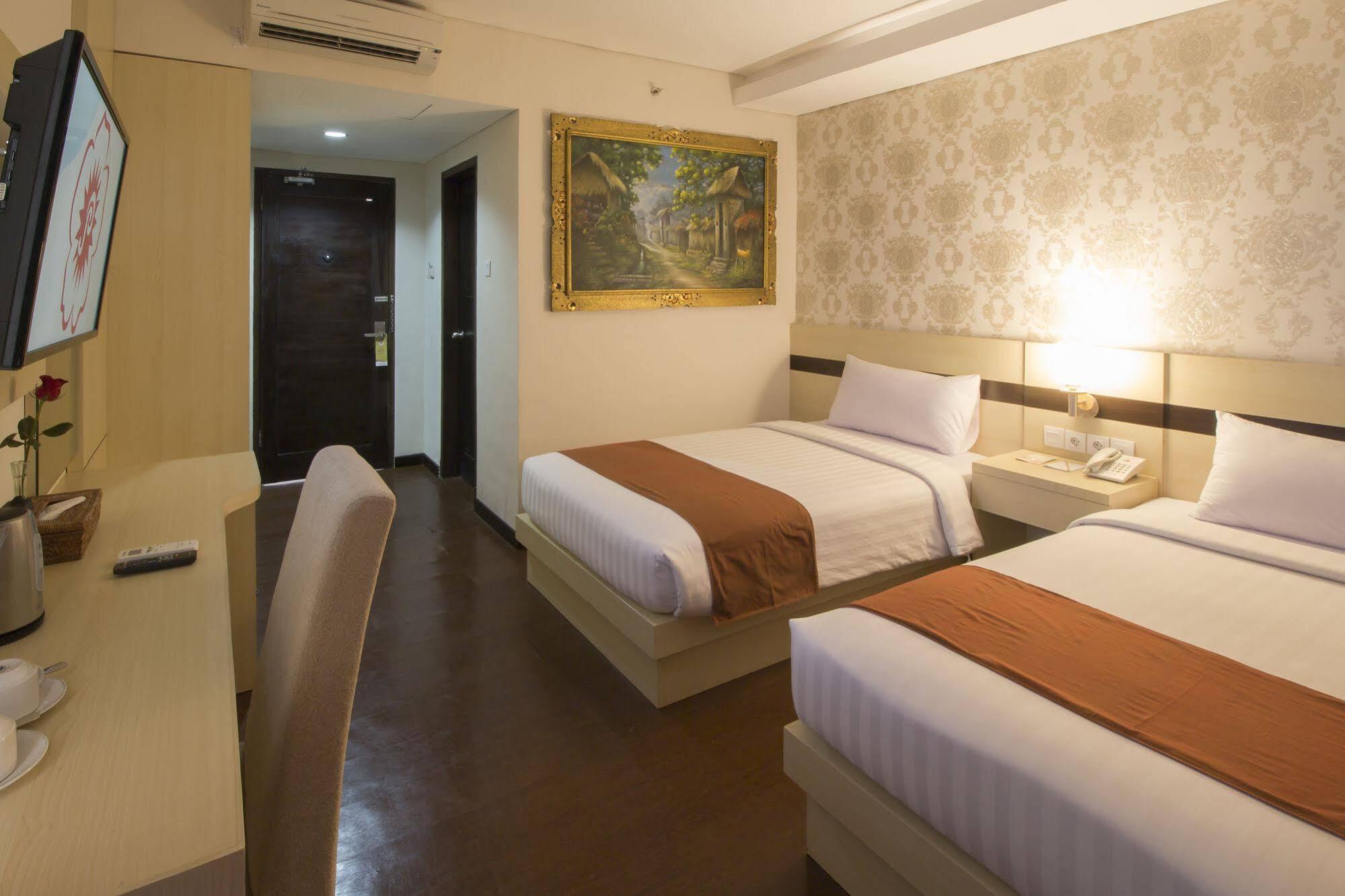 Grand Puri Saron Hotel Malioboro Yogyakarta Exterior photo