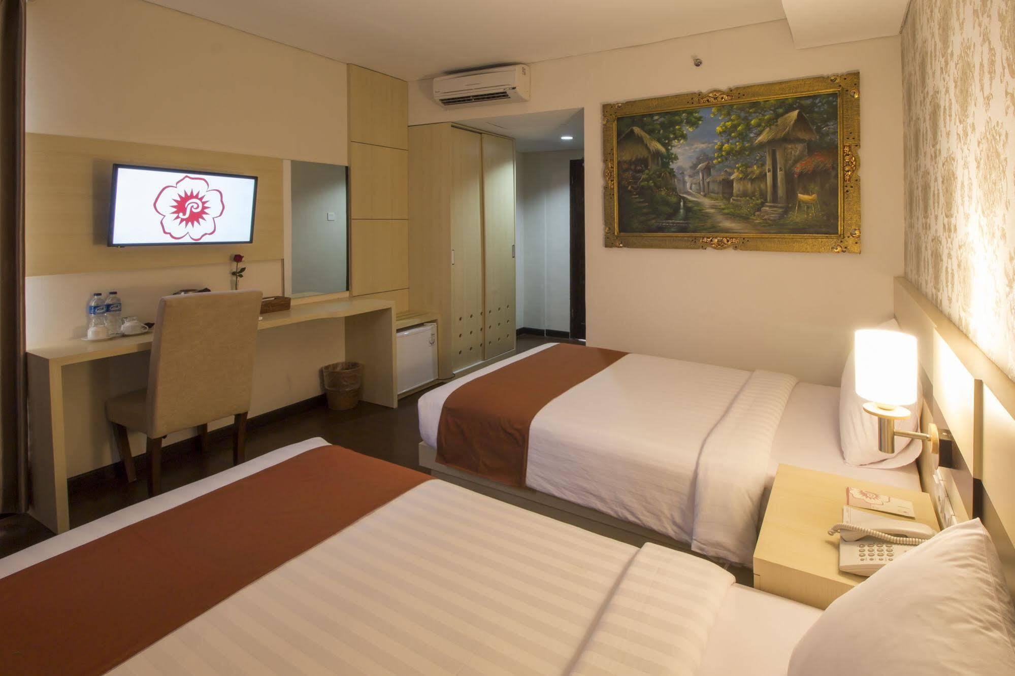 Grand Puri Saron Hotel Malioboro Yogyakarta Exterior photo