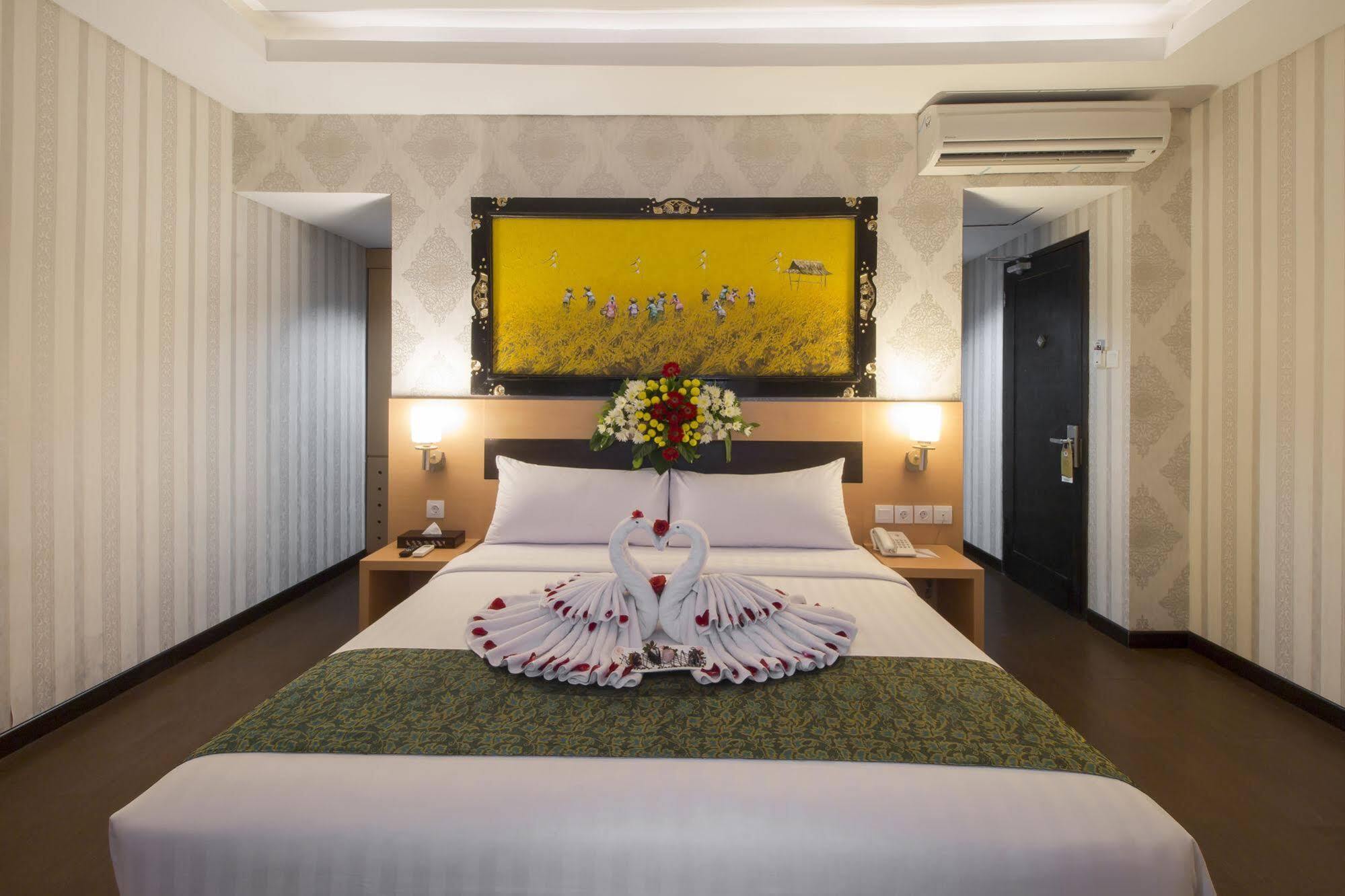 Grand Puri Saron Hotel Malioboro Yogyakarta Exterior photo