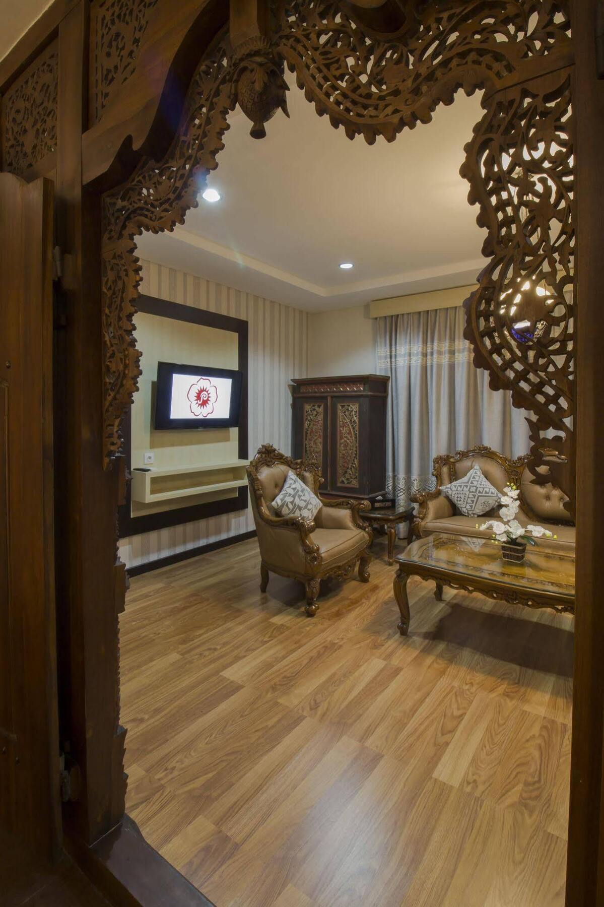 Grand Puri Saron Hotel Malioboro Yogyakarta Exterior photo
