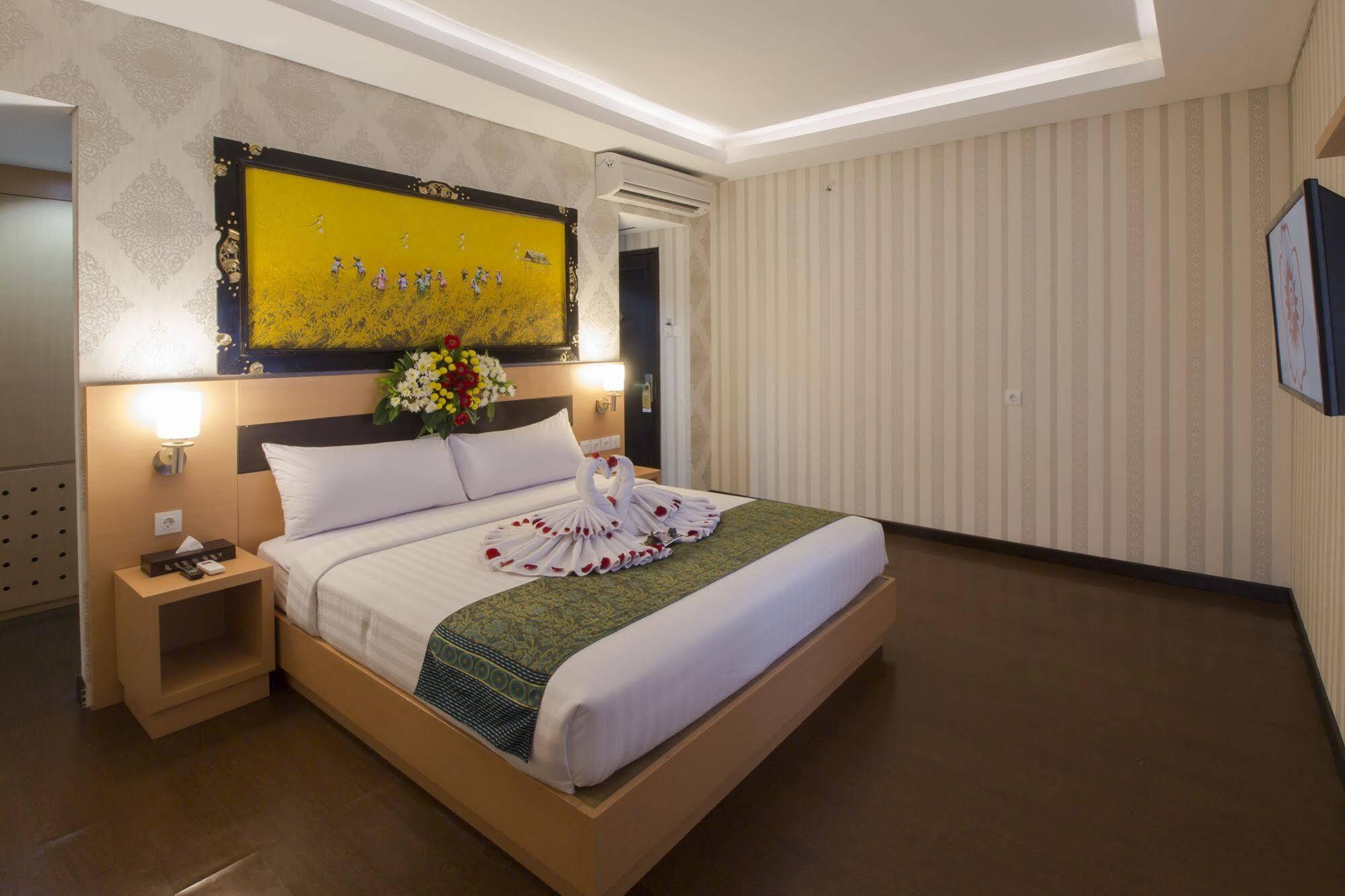 Grand Puri Saron Hotel Malioboro Yogyakarta Exterior photo