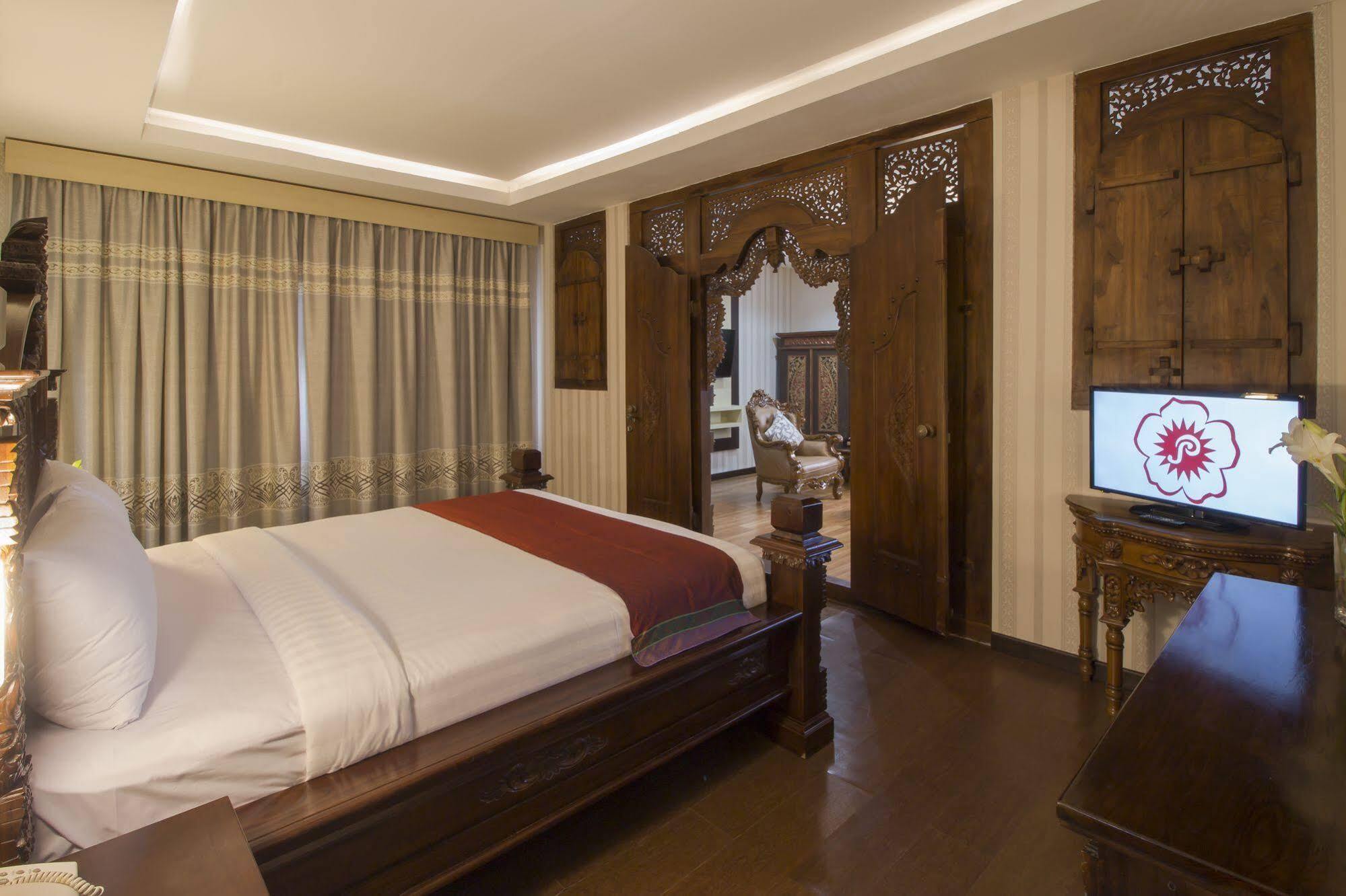 Grand Puri Saron Hotel Malioboro Yogyakarta Exterior photo