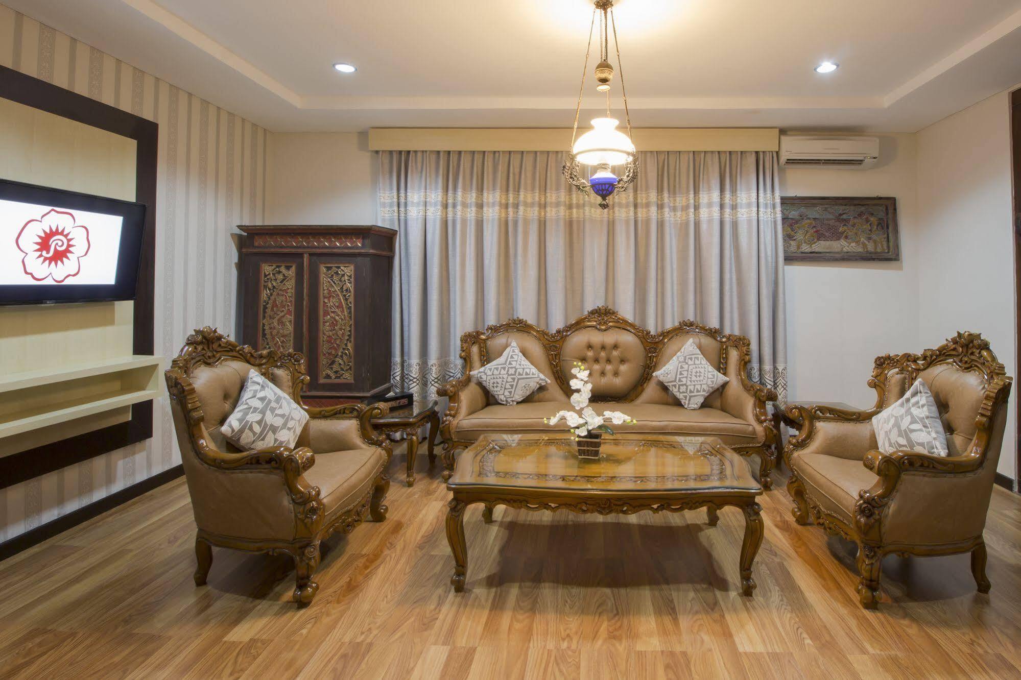 Grand Puri Saron Hotel Malioboro Yogyakarta Exterior photo