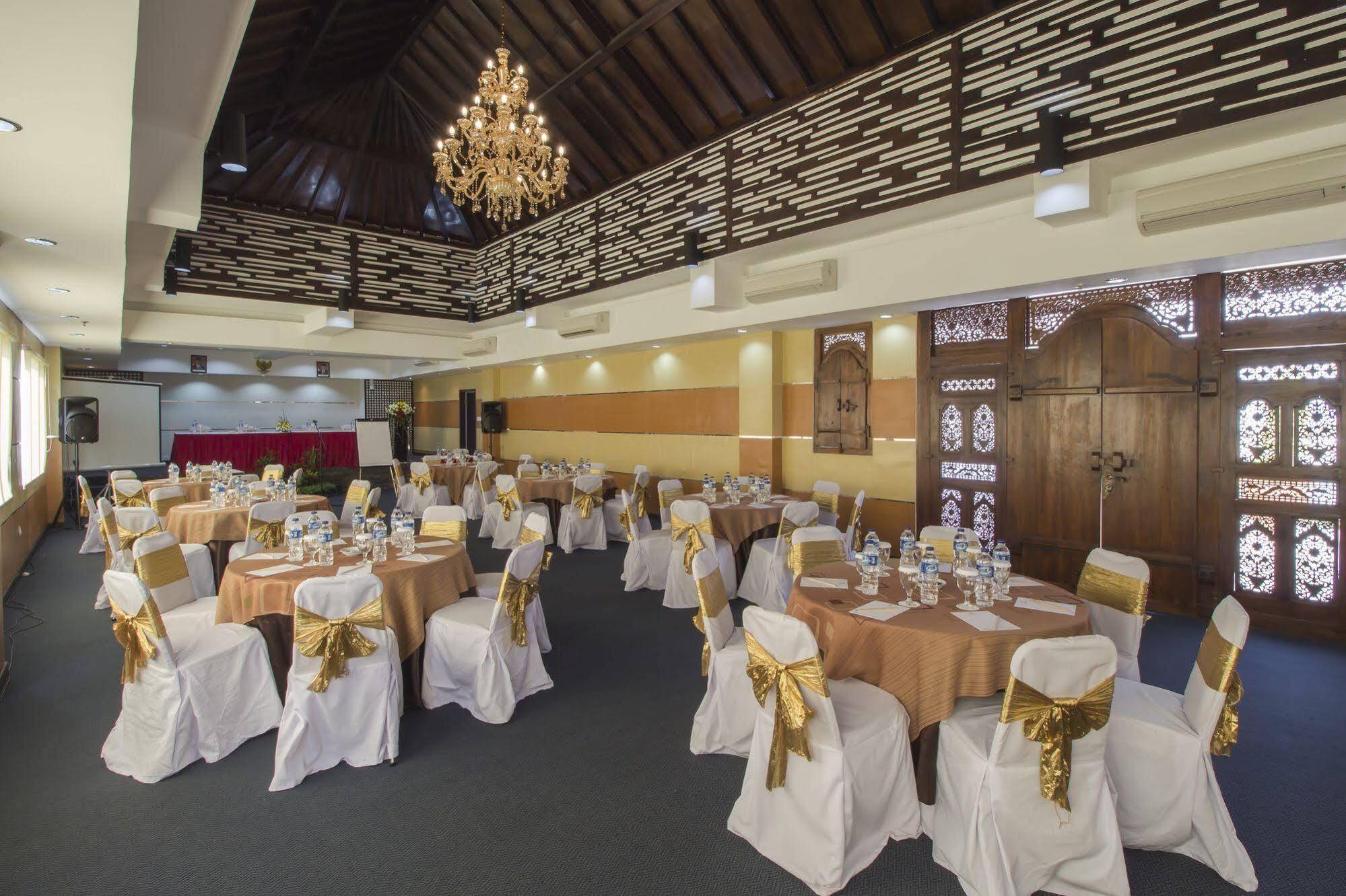 Grand Puri Saron Hotel Malioboro Yogyakarta Exterior photo
