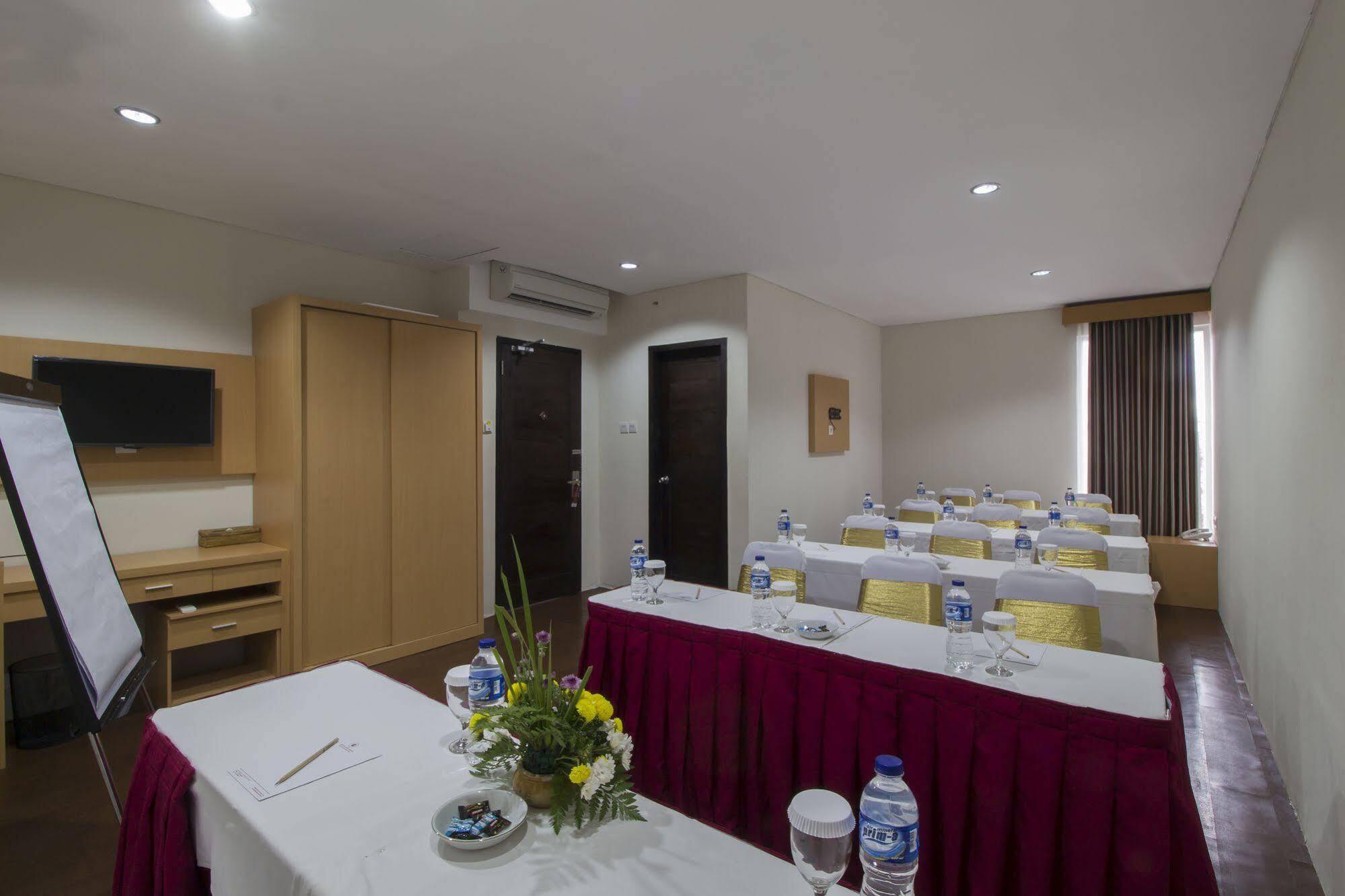 Grand Puri Saron Hotel Malioboro Yogyakarta Exterior photo